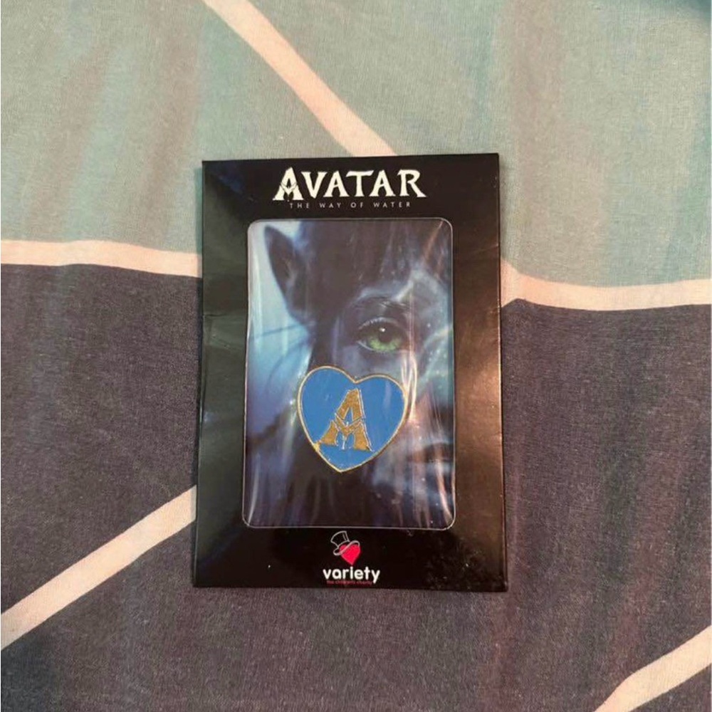 Avatar: The Way of Water Heart Pin - Blue & Gold